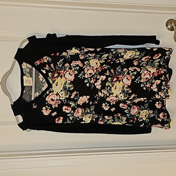 Womans Grace & Emma Peek A Boo Shoulder Floral Tunic Top. Size Large. - Picture 1 of 7